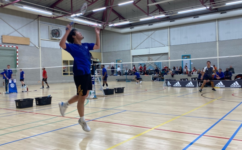 afbeelding met badmintonner van Van Zijderveld